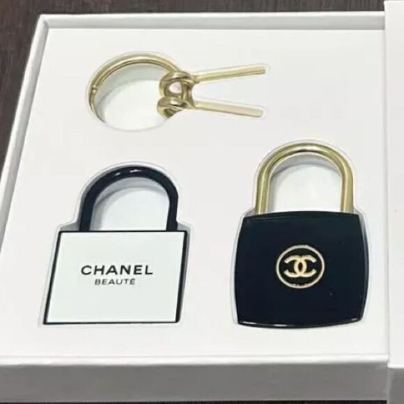 CHANEL Gift PadLock Lock & Key Set - Picture 6 of 9
